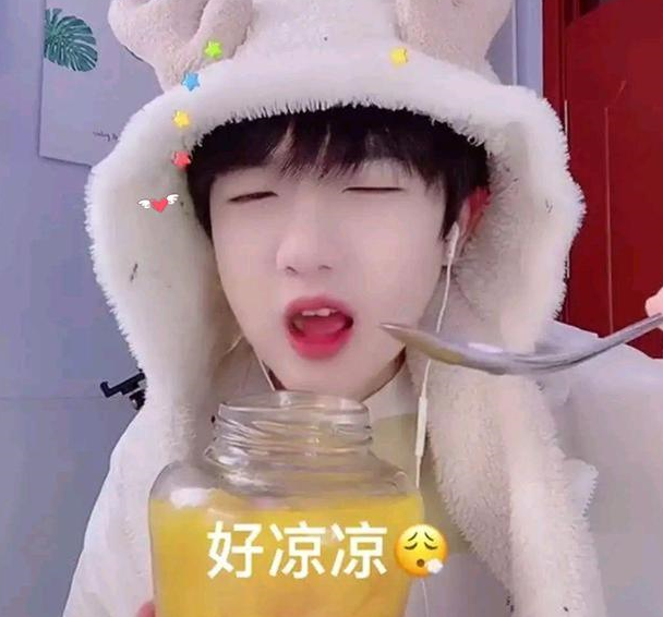 网红"吃个桃桃"被批评,伪娘文化引人不适,男孩要有阳刚之气