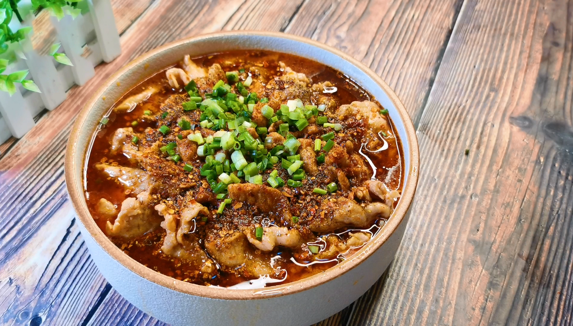 家庭水煮肉,滋滋的热油,是烟火的气味,简单方便随手做好