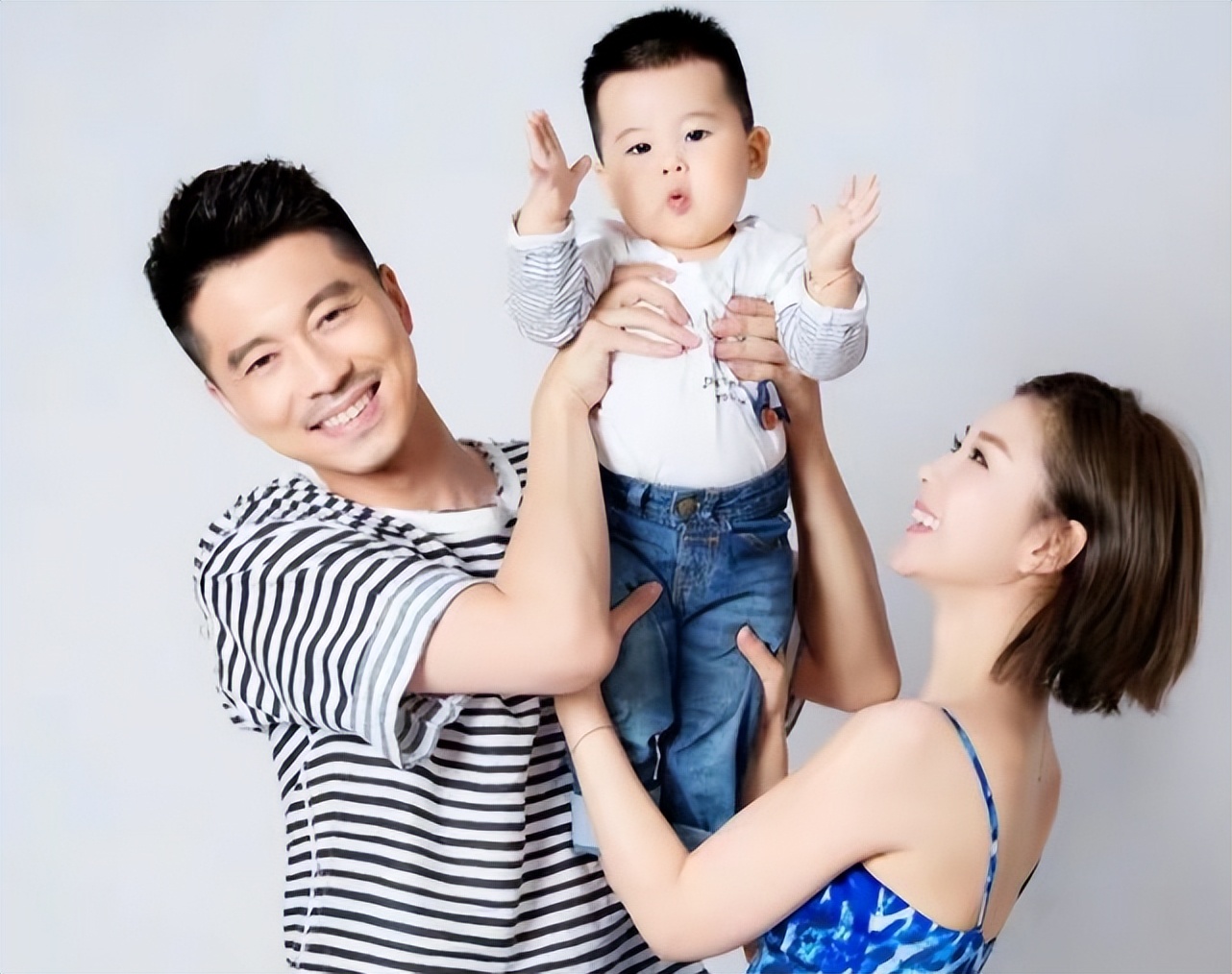 李小萌一家人同框拍写真,儿子长得真像王雷,李小萌依然清纯耐看