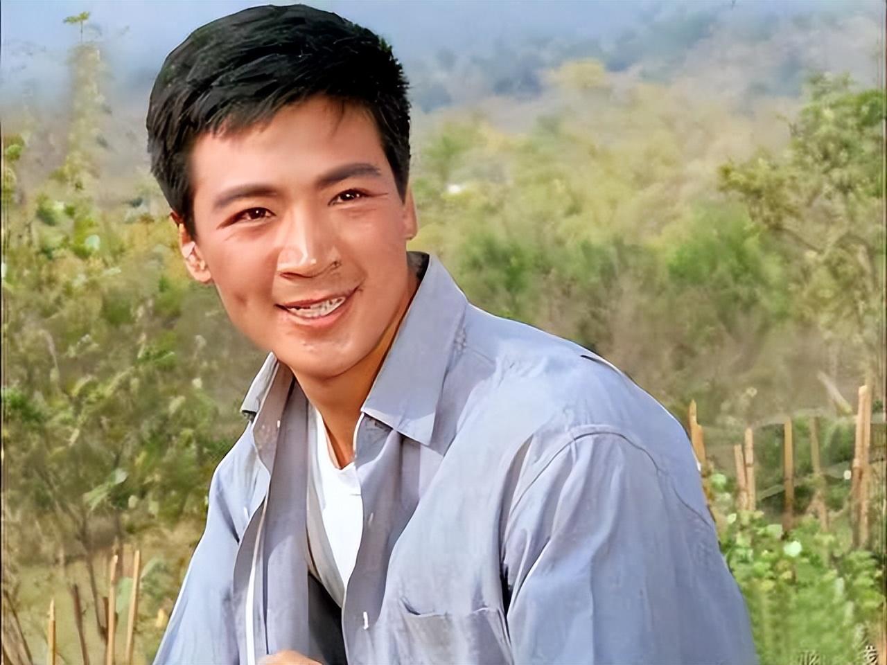 69岁寇振海现状:白发老态,儿子上高中,妻子风韵犹存