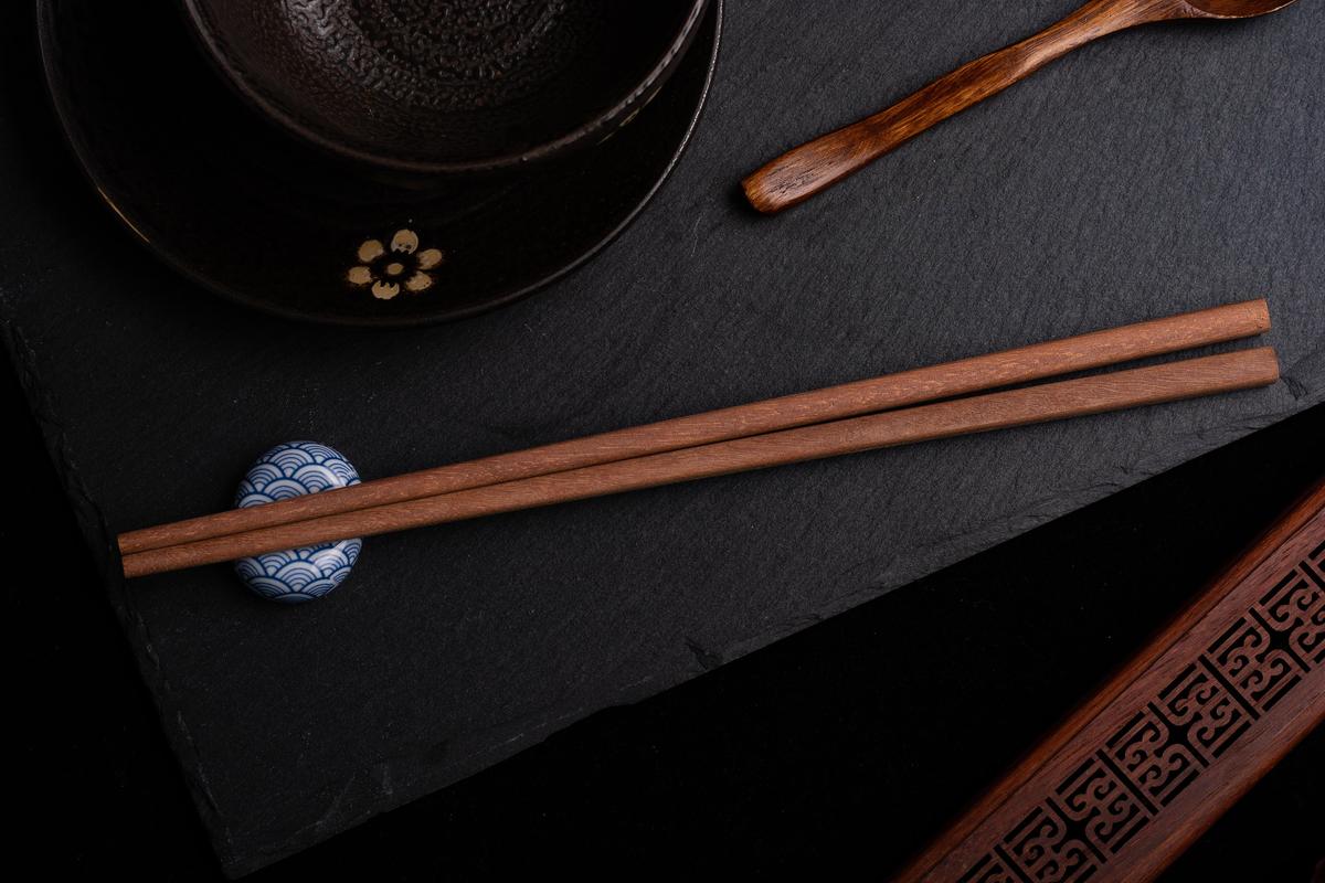 木筷与不锈钢筷哪款适合家用?看完出冷汗了,可别再选错!