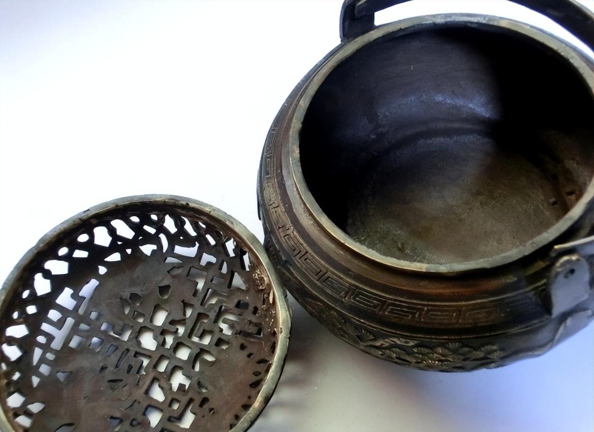 古代的人们在严冬也知道如何取暖,他们发明了各种小巧精致又实用的