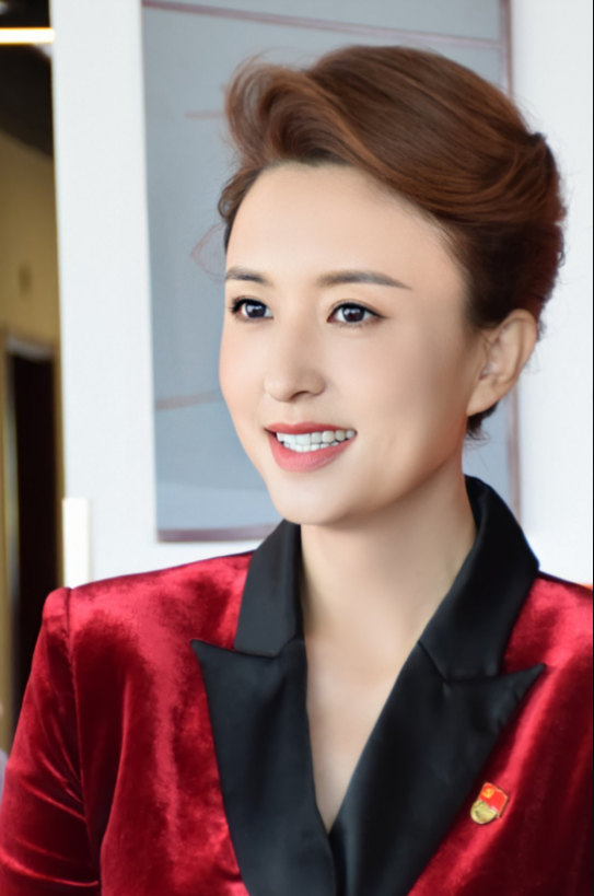 著名主持人张蕾魅力全开!穿红色丝绒的西装连体裤气场满分,真美