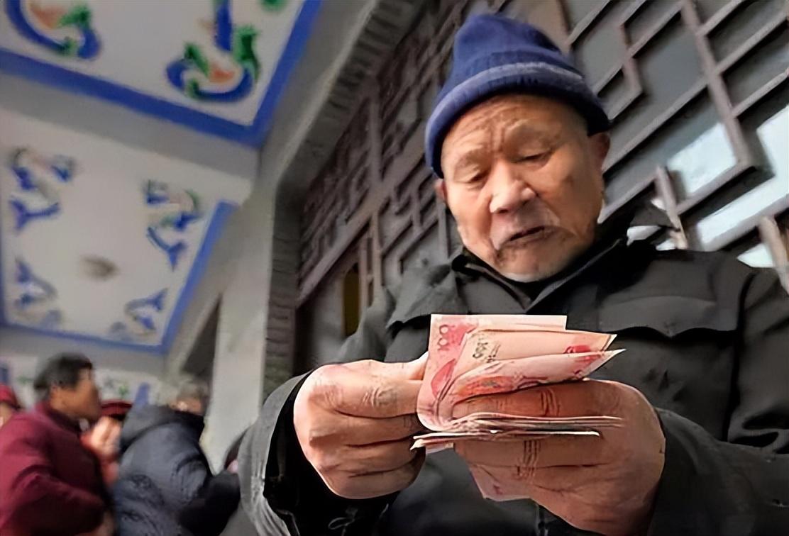 回顾老人病重急需钱治疗银行却逼他亲自来取家属抬进银行后猝死