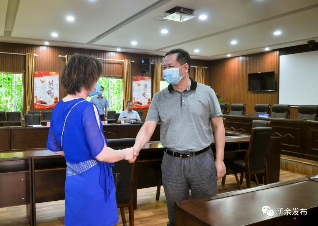 犹 王莹到市信访局接待来访群众