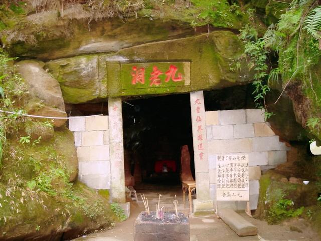 峨眉山"怪洞"中,人进不见人出,传闻内藏三道"玄关"