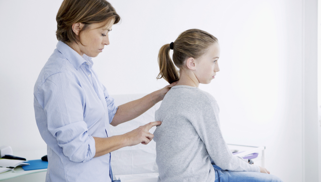 孩子身子挺不直,是驼背还是脊柱侧弯?该如何矫正?