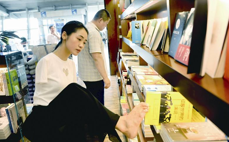 "折翼天使"杨佩:9岁失去双臂,23岁一夜爆红,如今身价上千万