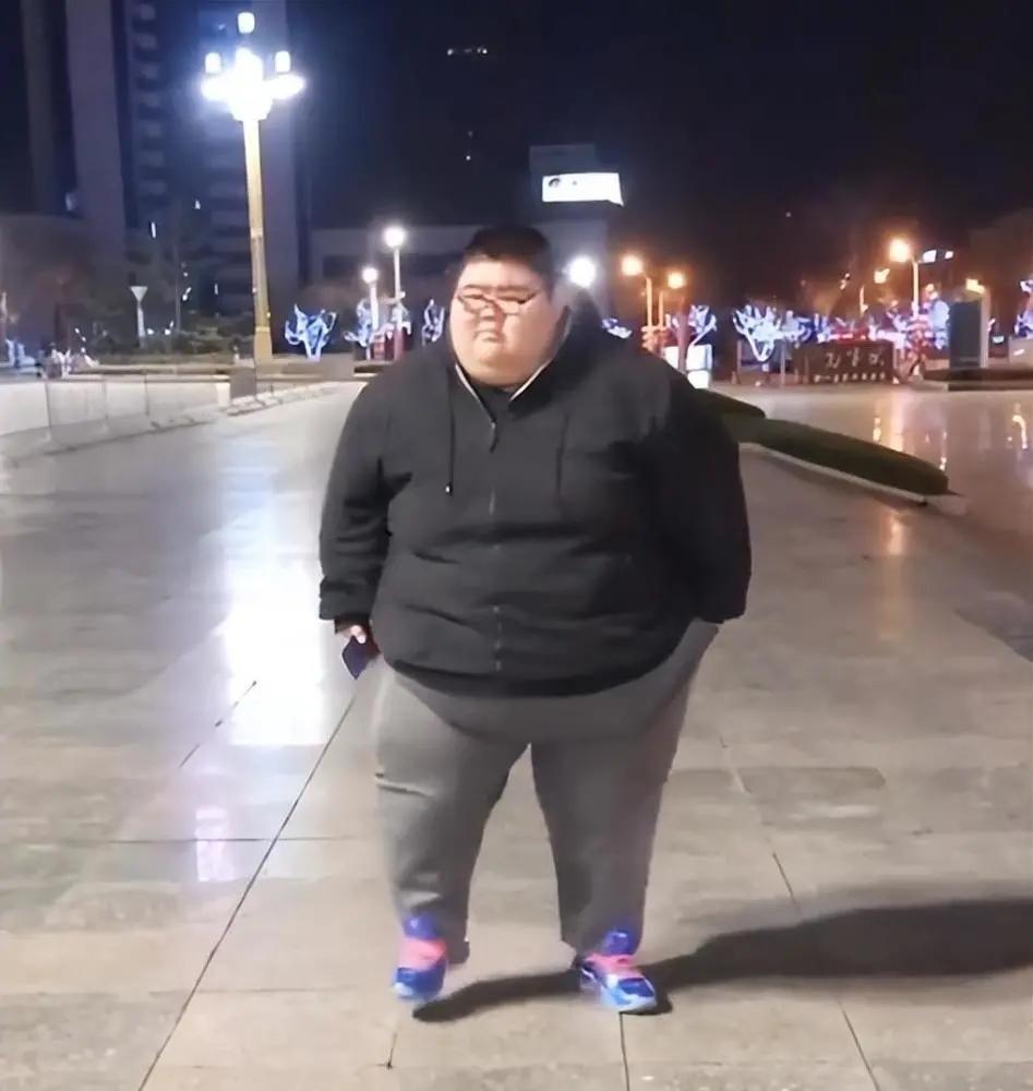 回顾中国首胖王浩楠为爱暴瘦480斤成名后和娇妻离婚