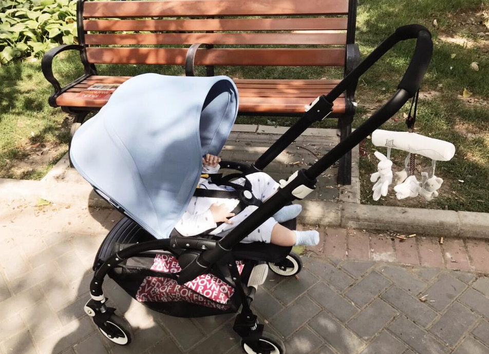 带宝宝出门用坐式婴儿车?不到这个月龄尽量别用,家长心里要有数