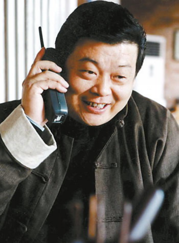 一眨眼,傅彪已经去世17年了,他的妻儿现在过得好吗?
