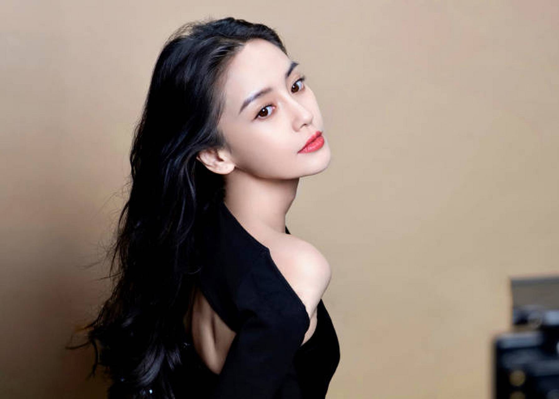 angelababy甜美花絮照曝光 小秀香肩锁骨线条好绝 angelababy的一组