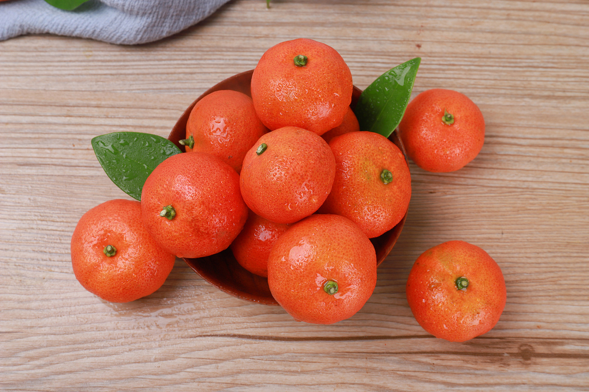 紫阳金钱橘,犹如一颗小巧而精致的宝石,其皮薄如纸,籽少如星,香气则如