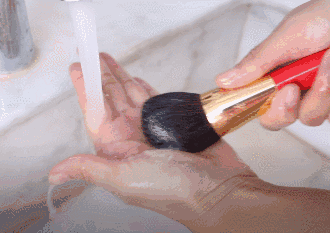 别怪刷子质量差啦,再好的化妆刷也要定期清洗!