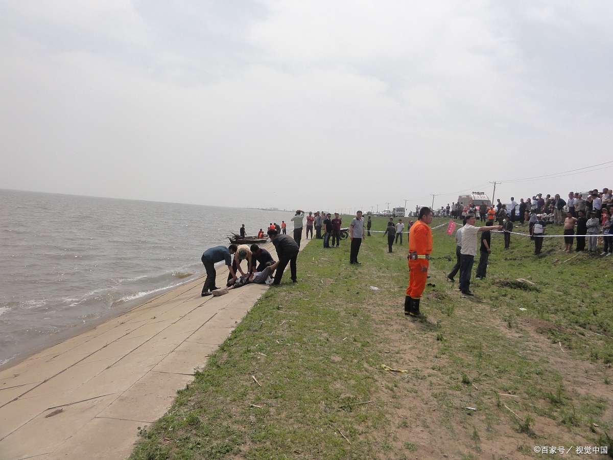 河南大学生和14岁少女相继溺亡,家属当场崩溃,水下一细节曝光