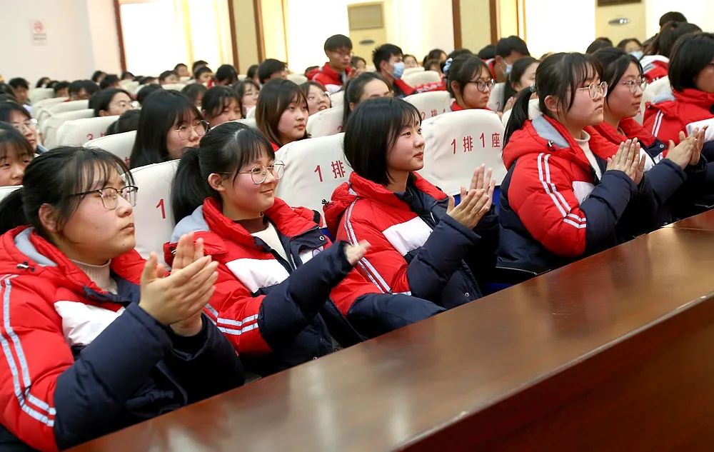 学校党委书记,校长沙国禅作动员讲话:"三条定律""一个故事"启迪学生.