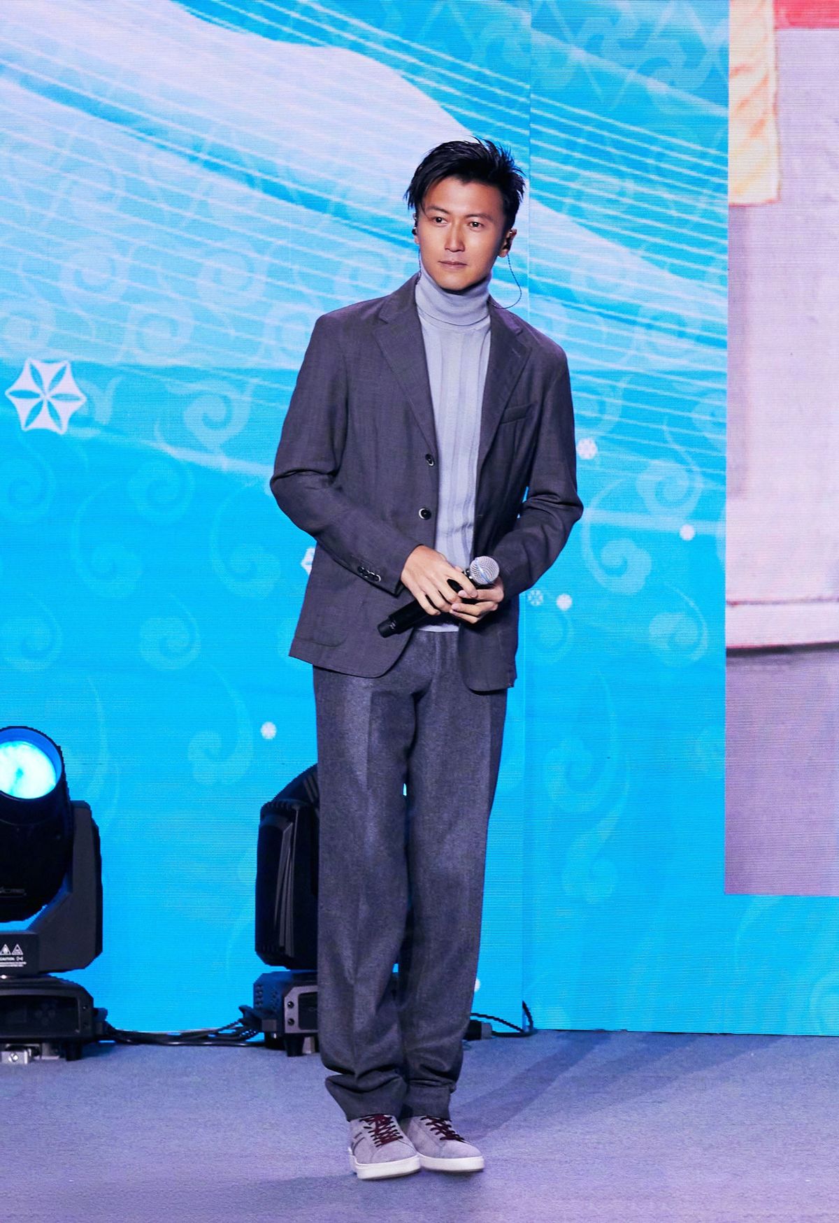 谢霆锋亮相"冬奥活动",穿上西装太显魅力了,这造型时髦又帅气