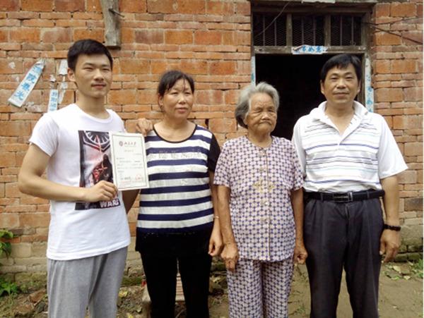 回顾学霸张广利:高考前在父亲病床前奔波,考上北大母亲激动落泪