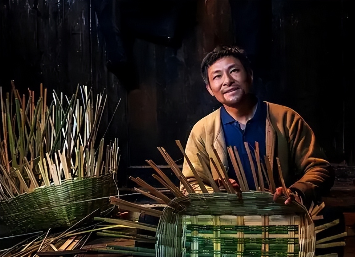 四川8岁女孩佘艳,患病后为不拖累养父,悄悄写下:自愿放弃治疗