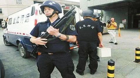 运钞车押运员手里的枪,是真的还是假的?威力到底有多大?