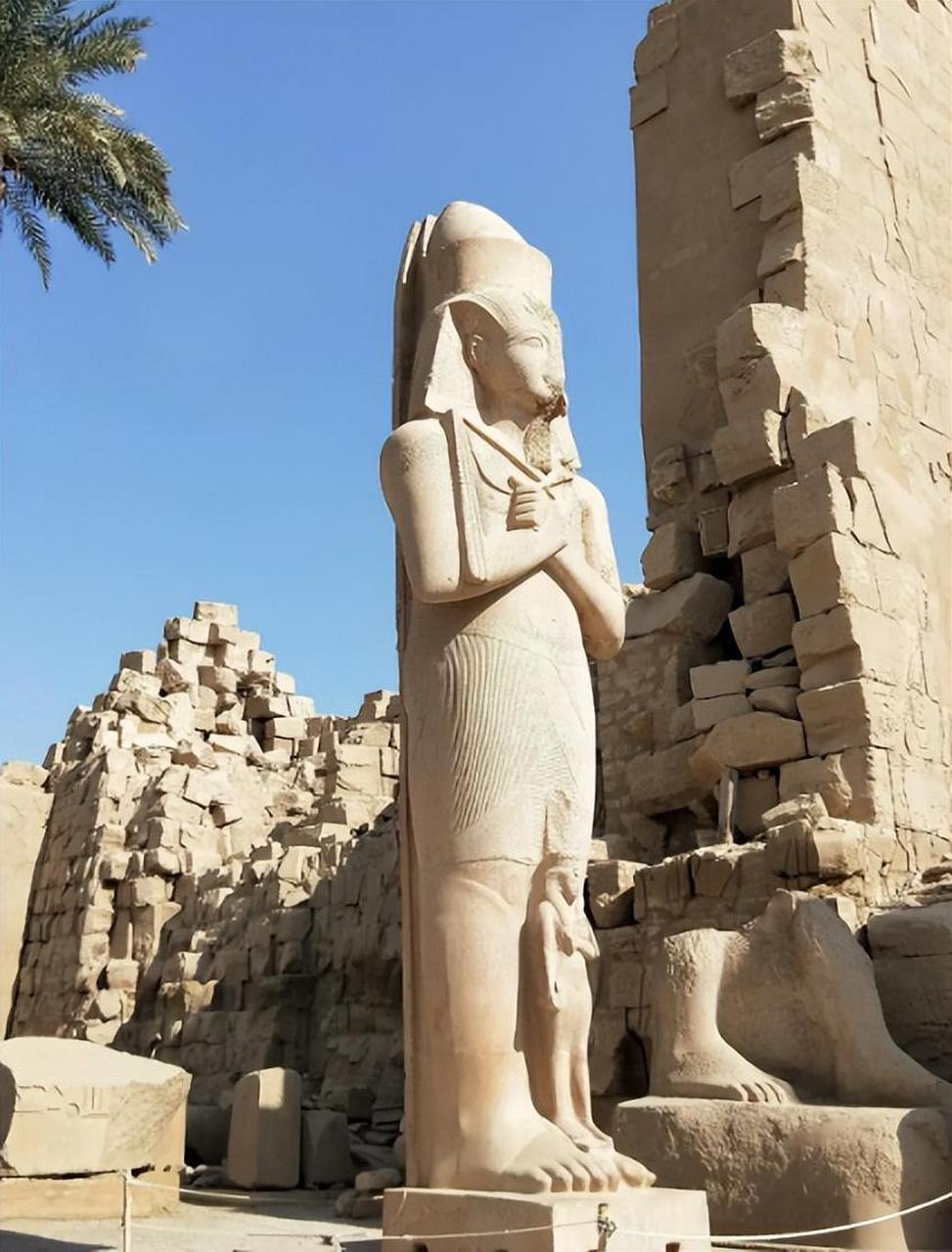 神性与形象,及在政治中的地位 在古埃及的众多神祇中,阿蒙被广泛认为