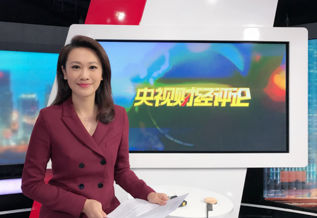 央视主播张琳近照曝光,54岁气质出众,满脸胶原蛋白嫩成大学生