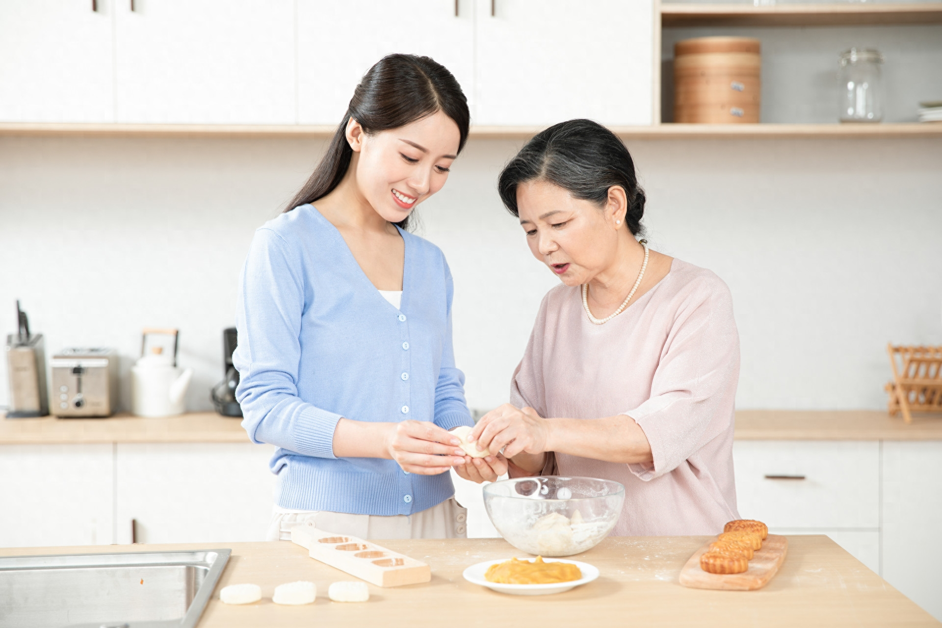 媳妇在跟婆婆相处时,要怎么做才能让关系更和谐?