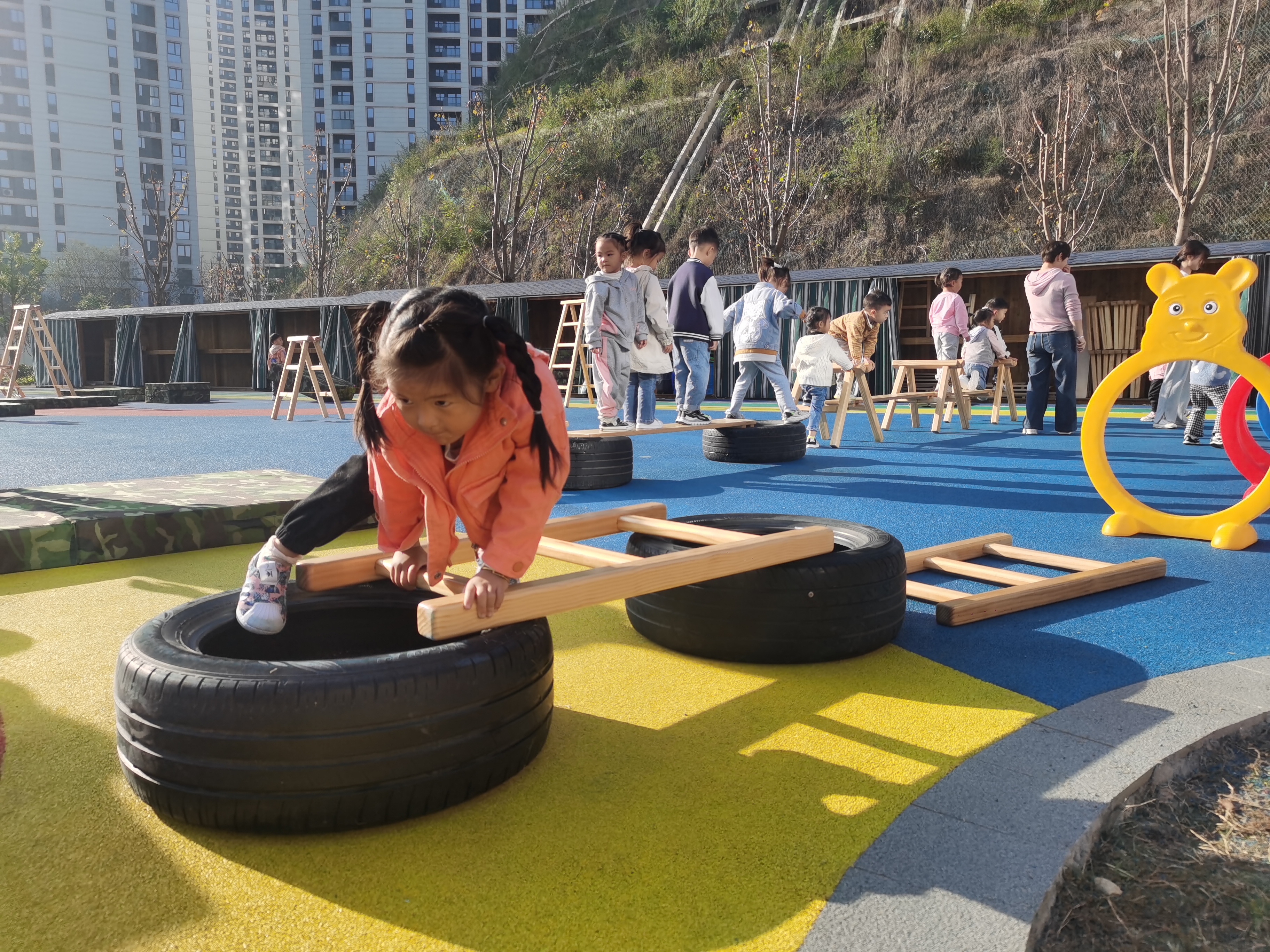 臨安區錦南街道學府路幼兒園:廢舊輪胎變身