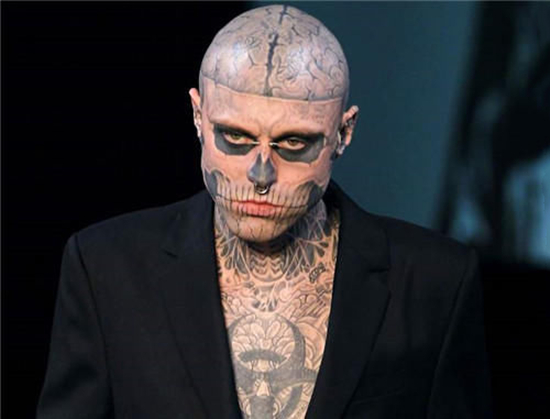 国外一"行为艺术家",花2亿将全身纹身,认证吉尼斯纪录后自杀