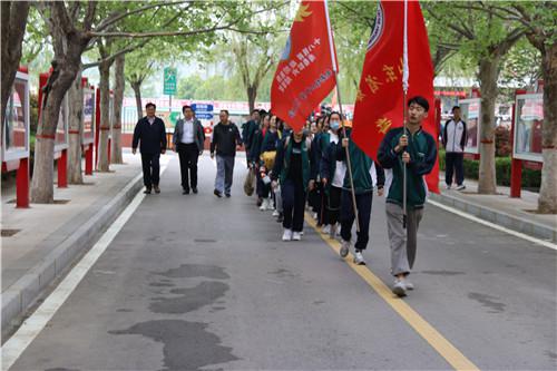 泰安英雄山中学怎么样?1400余名学生励志远足(图1)