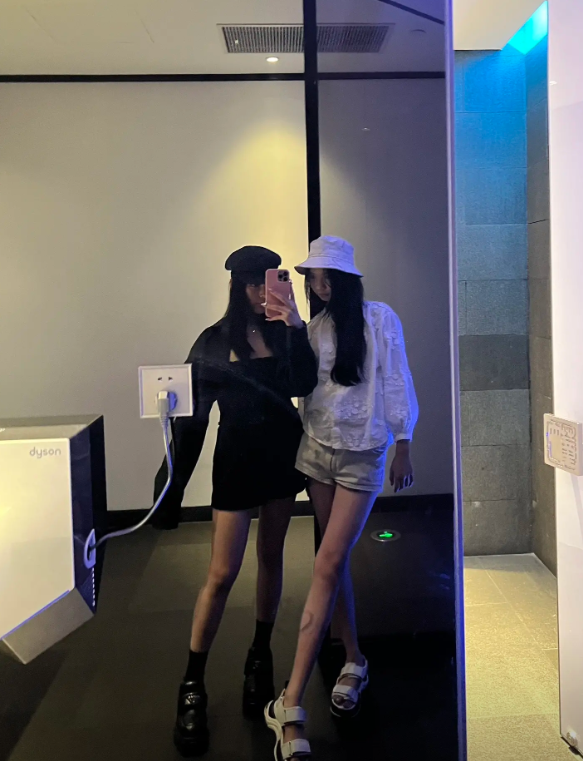 王诗龄拍艺展画风太诡异,秀照p大长腿墙p歪,网友:就是个小太妹