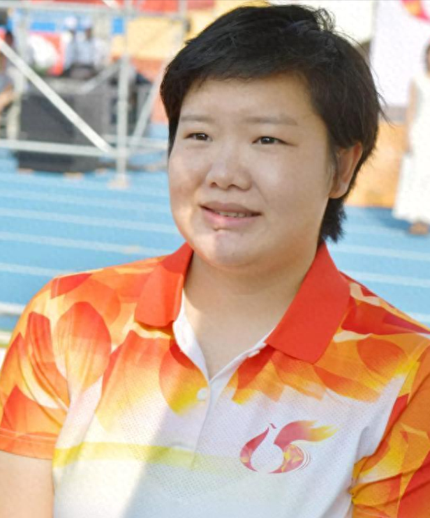 "体操女皇"程菲:退役后成副教授,体重发胖180斤,35岁还单身