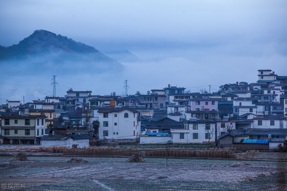 云南丽江:雾笼乡村 美如画