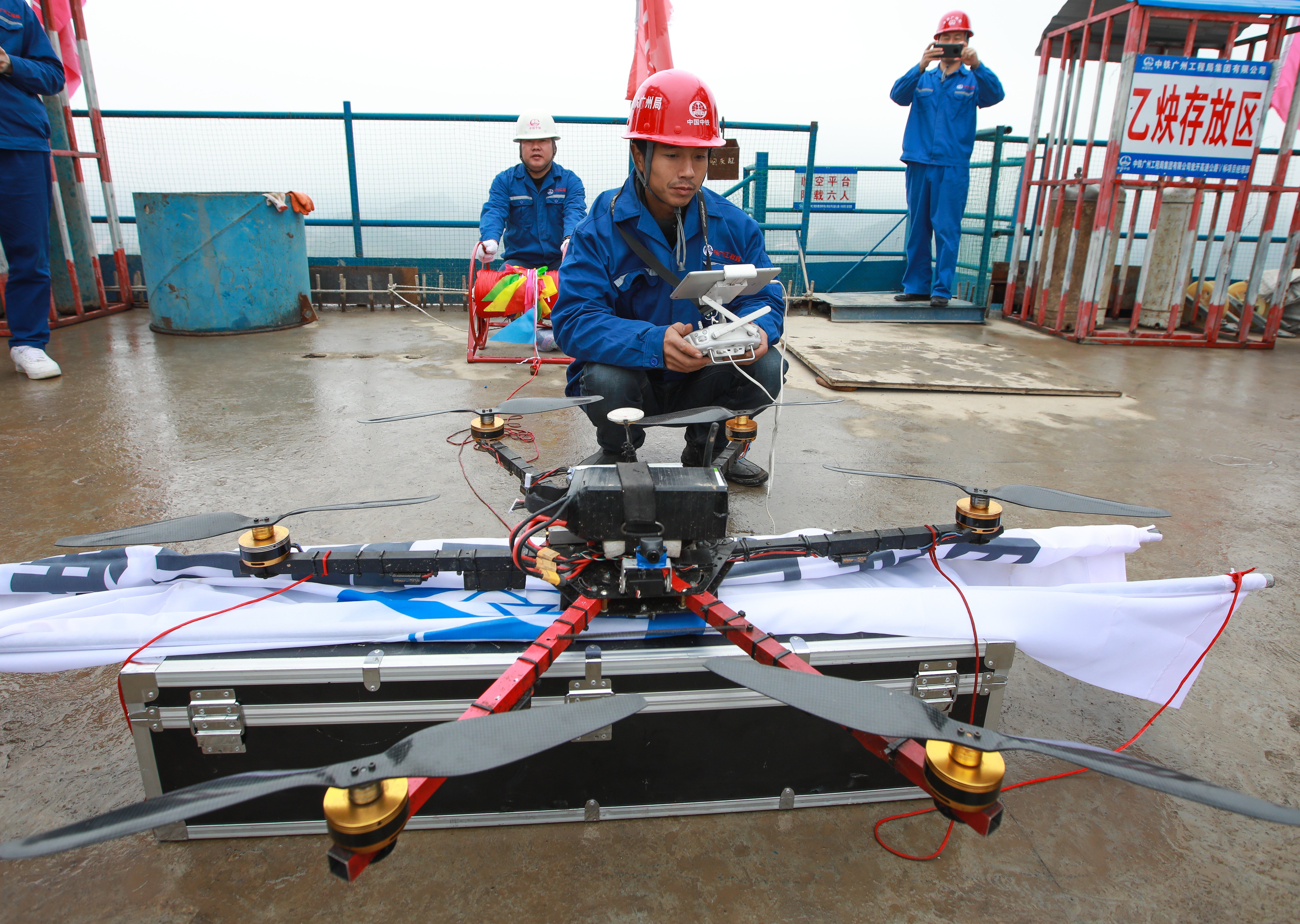 贵州瓮开高速开州湖特大桥先导索成功牵引(3)