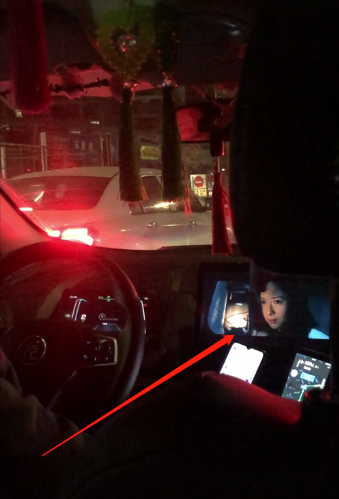 浙江:美女深夜坐出租车,车上挂铃铛和诡异挂饰,司机放着恐怖片