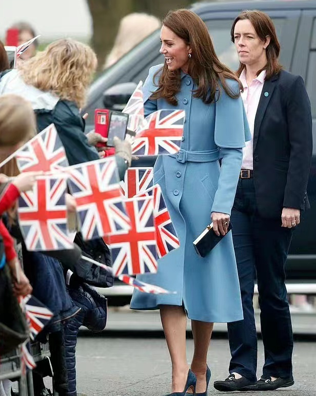 中国"女御林军"美貌惊艳,西装造型华丽成就当代花木兰