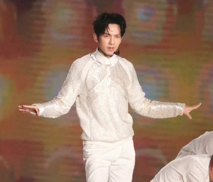 钟汉良现身菜市场,肚腩明显又黑又胖,改头换面昔日风光已不在