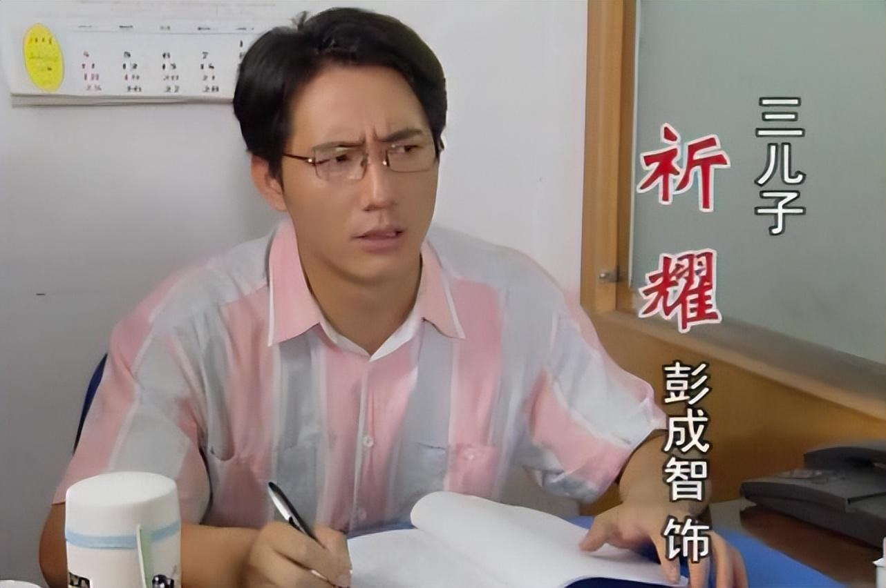 51岁康祈耀的悲剧人生:仕途不顺难升职,两任老婆远走不在身边