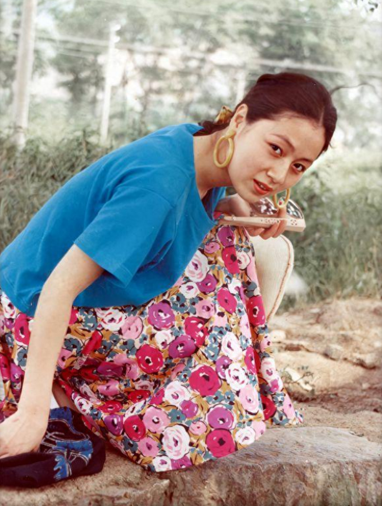 回顾马兰:嫁大16岁作家余秋雨相伴30年,如今60岁无儿无女也幸福