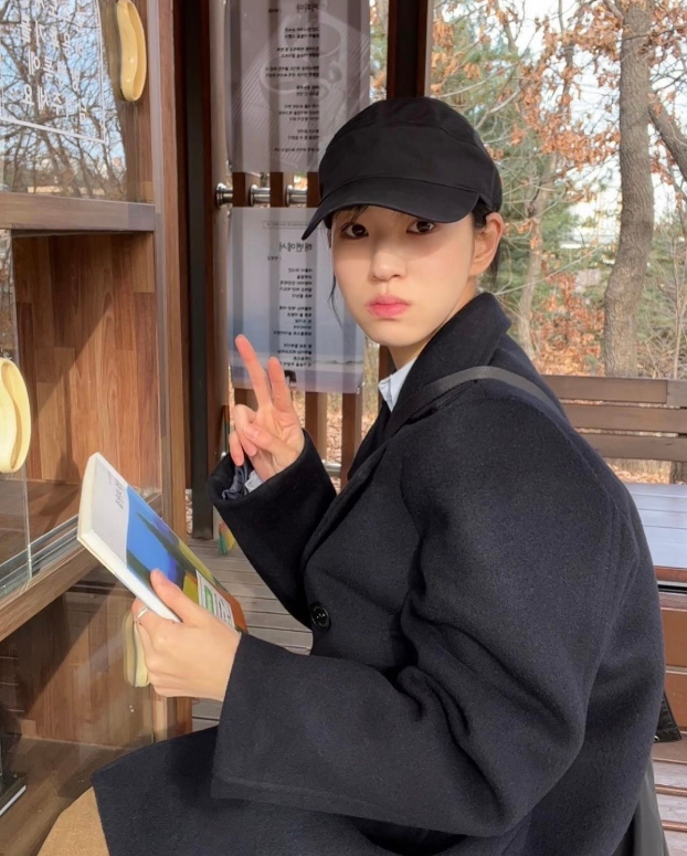 油管博主leenunu长相清秀 穿搭主打黑白灰 气质清新