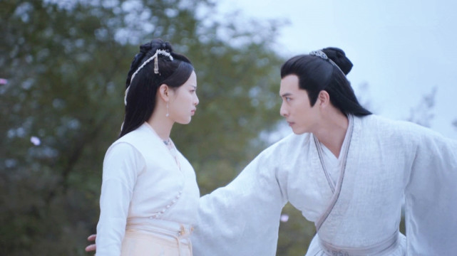 且听凤鸣:君临渊手把手教凤舞练剑,一旁的凤舞瞬间脸红了