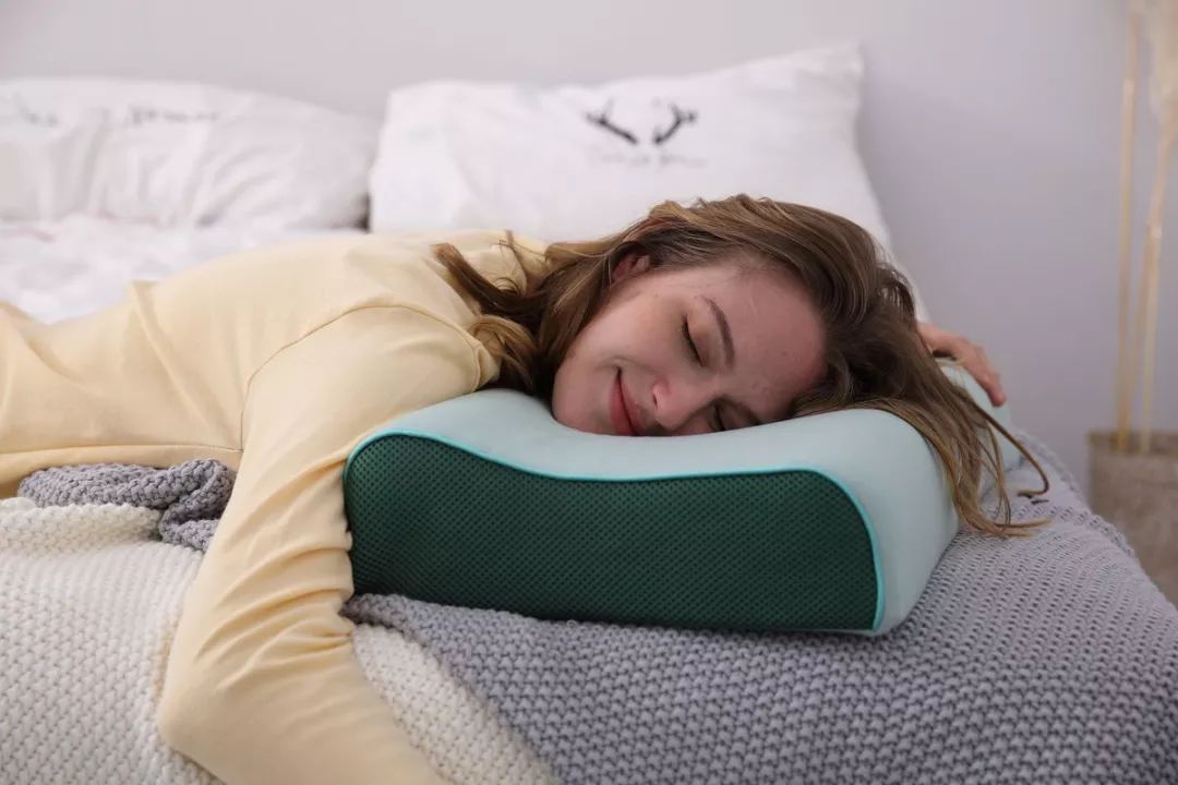 仰睡,侧睡,趴睡,哪种对脊椎好?也许和你想的不同