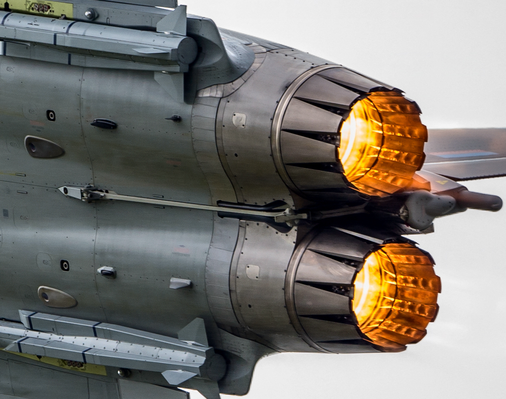 盘点国外战斗机发动机喷口,欧美战机是红火,俄罗斯战机是蓝火