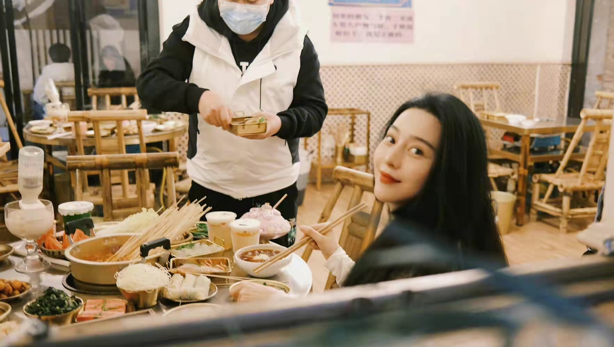 40岁范冰冰嘟嘴卖萌扮小姑娘,吃串串都不忘拍大片,穿针织衫超美