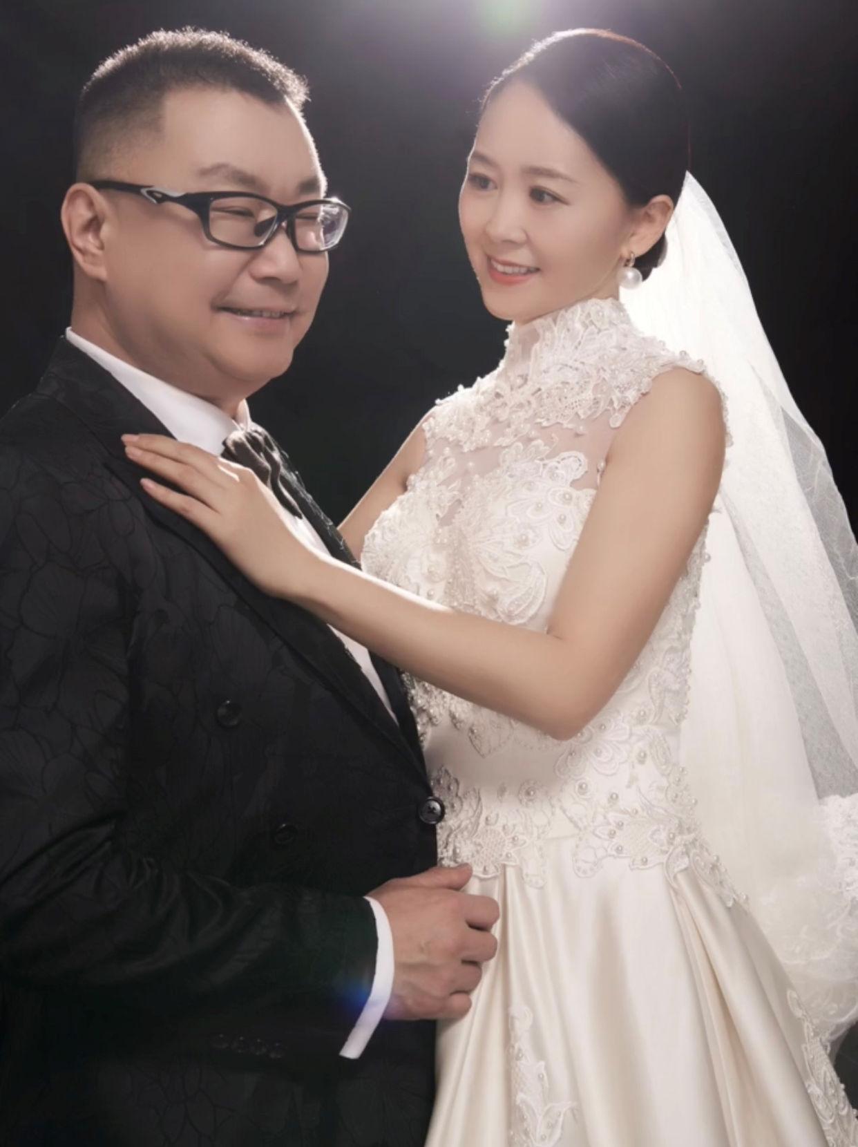 52岁尹相杰携妻子现身商演,穿旧衣肚腩突出,小16岁妻子皮肤白皙