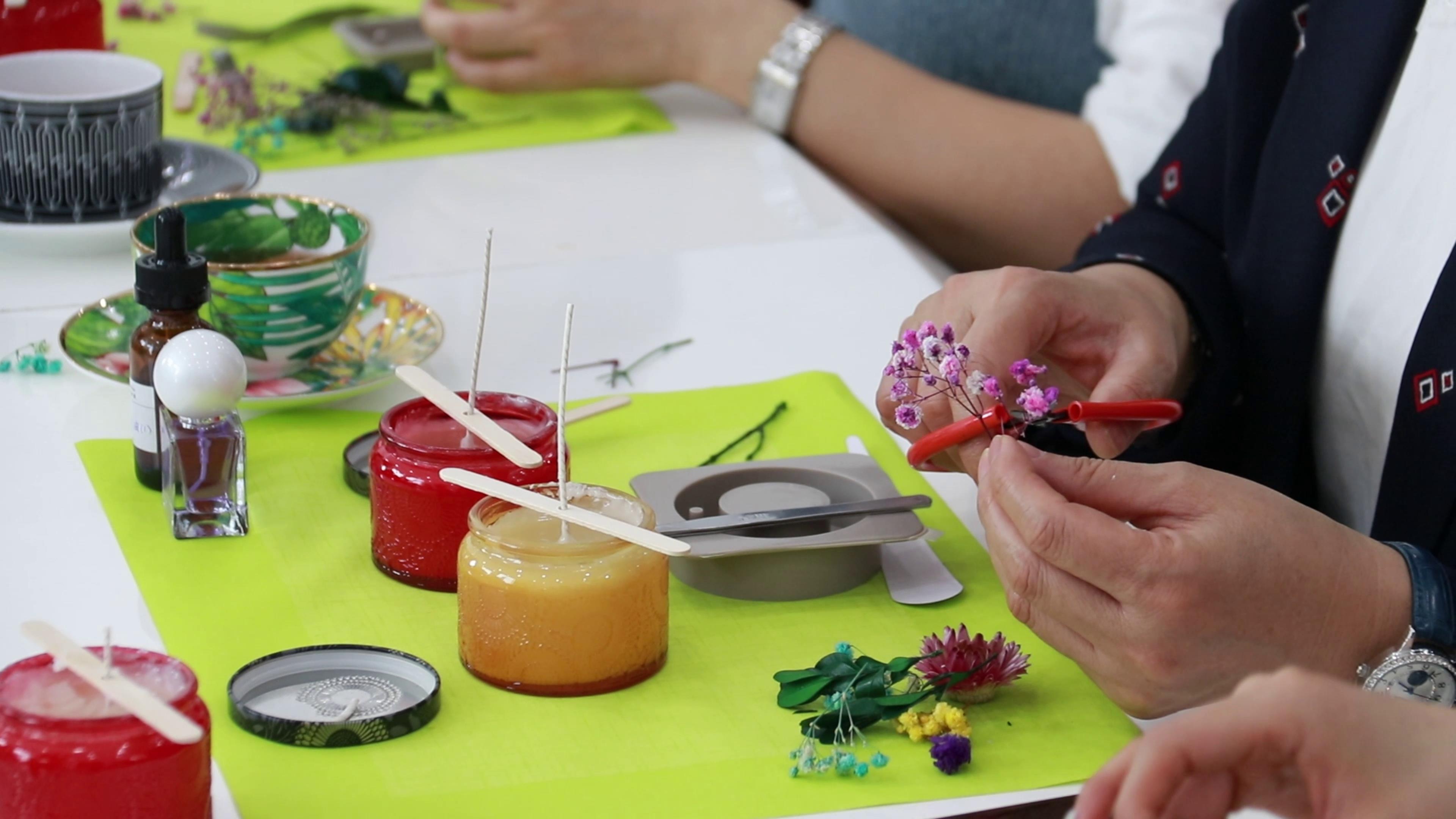 聊城女企业家协会组织开展香薰蜡烛制作女神节活动