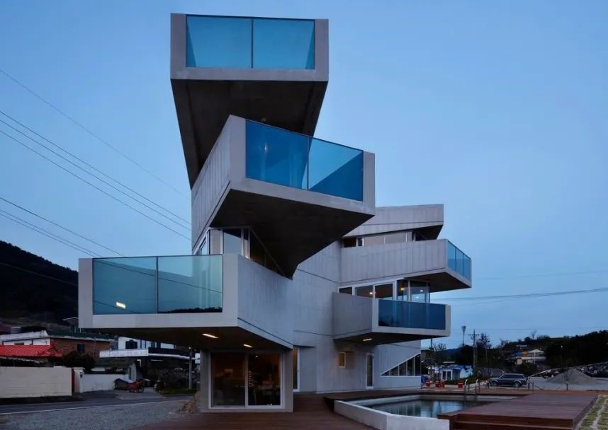 层叠的不规则几何建筑