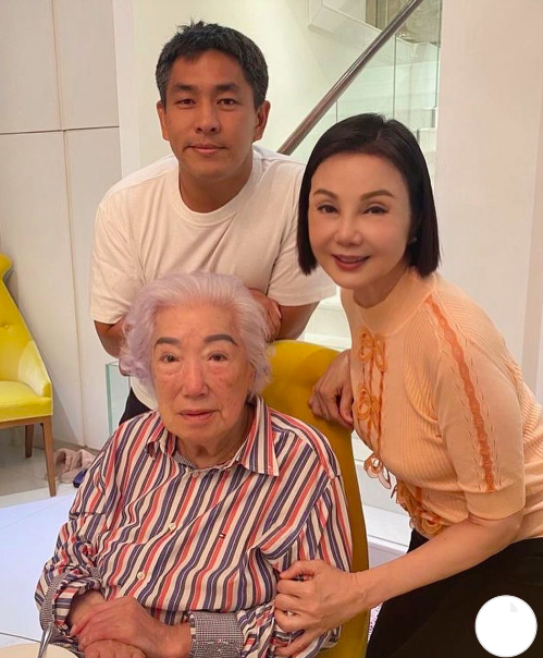 港媒曝65岁谢玲玲近况,靠赡养费投资获利,多地有房产享天伦之乐