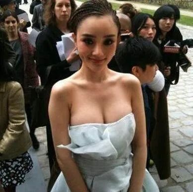 李小璐喂奶破隆胸传闻 网友戏称二度发育竟如此神奇