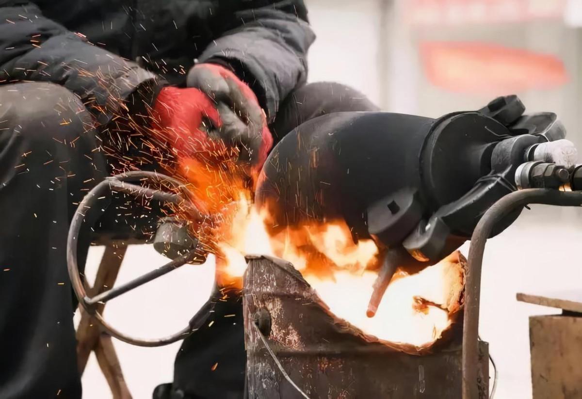 贵州一位老人家崩爆米花,被爆米花给炸飞了!
